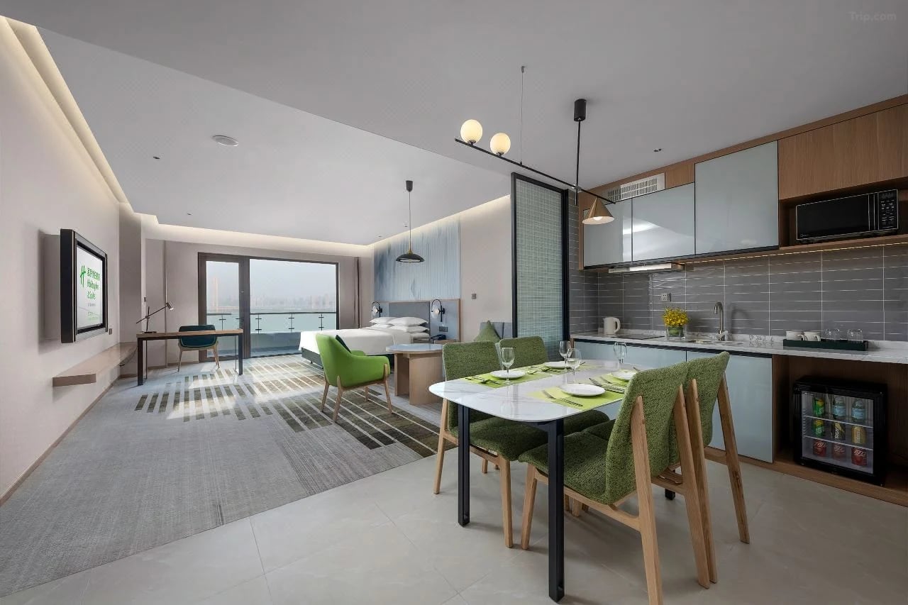 Holiday Inn & Suites — 12