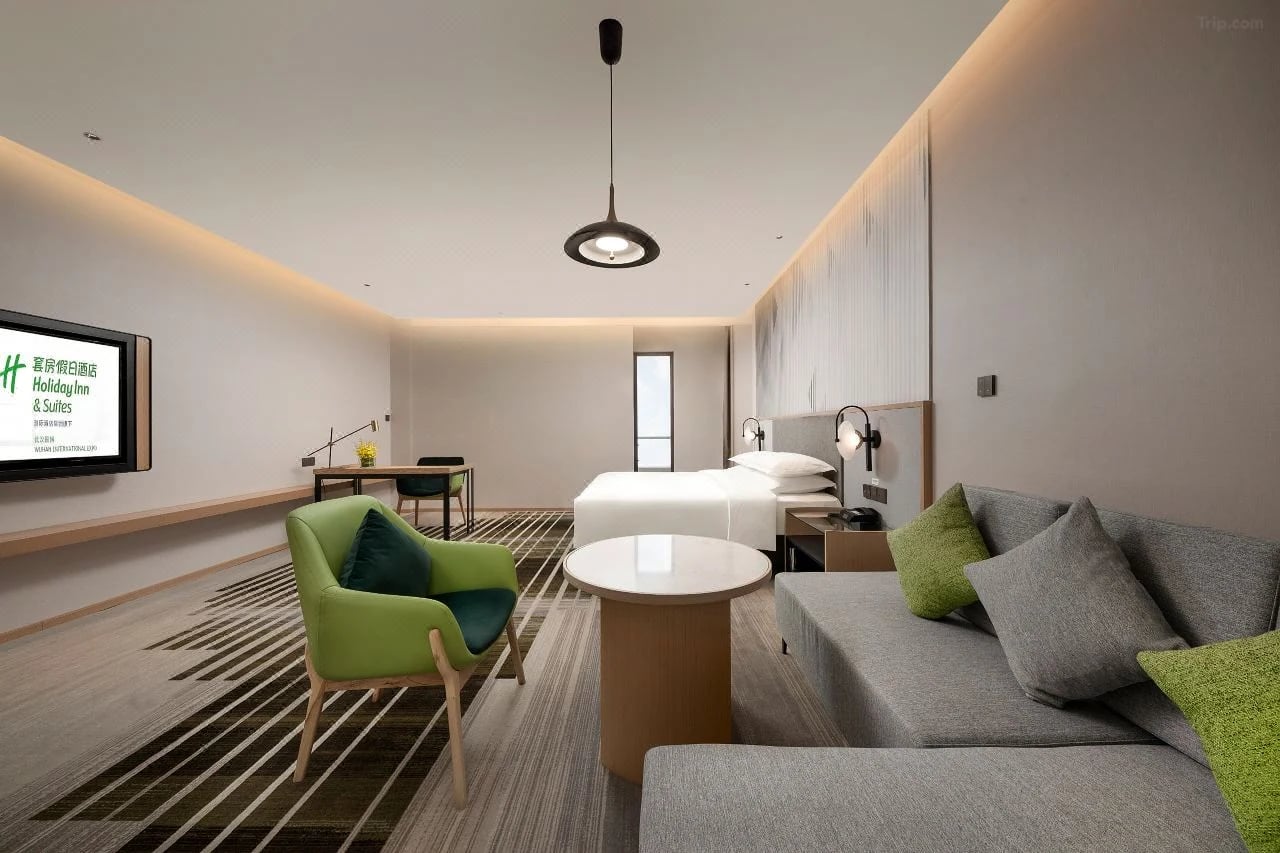 Holiday Inn & Suites — 13