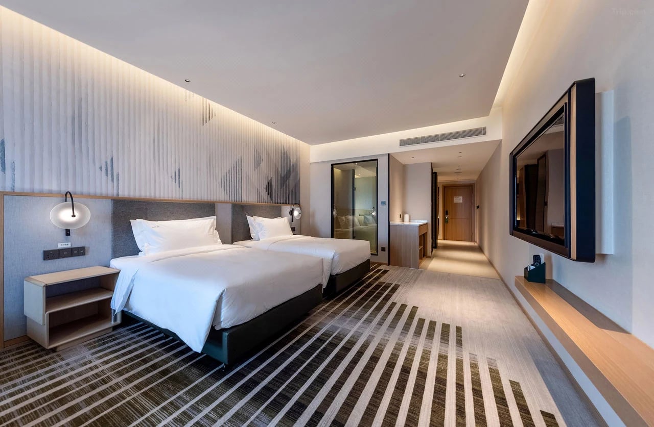 Holiday Inn & Suites — 15