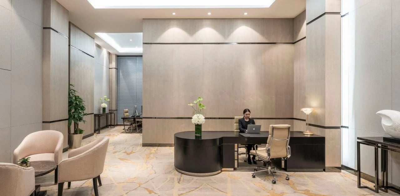 Holiday Inn & Suites — 18