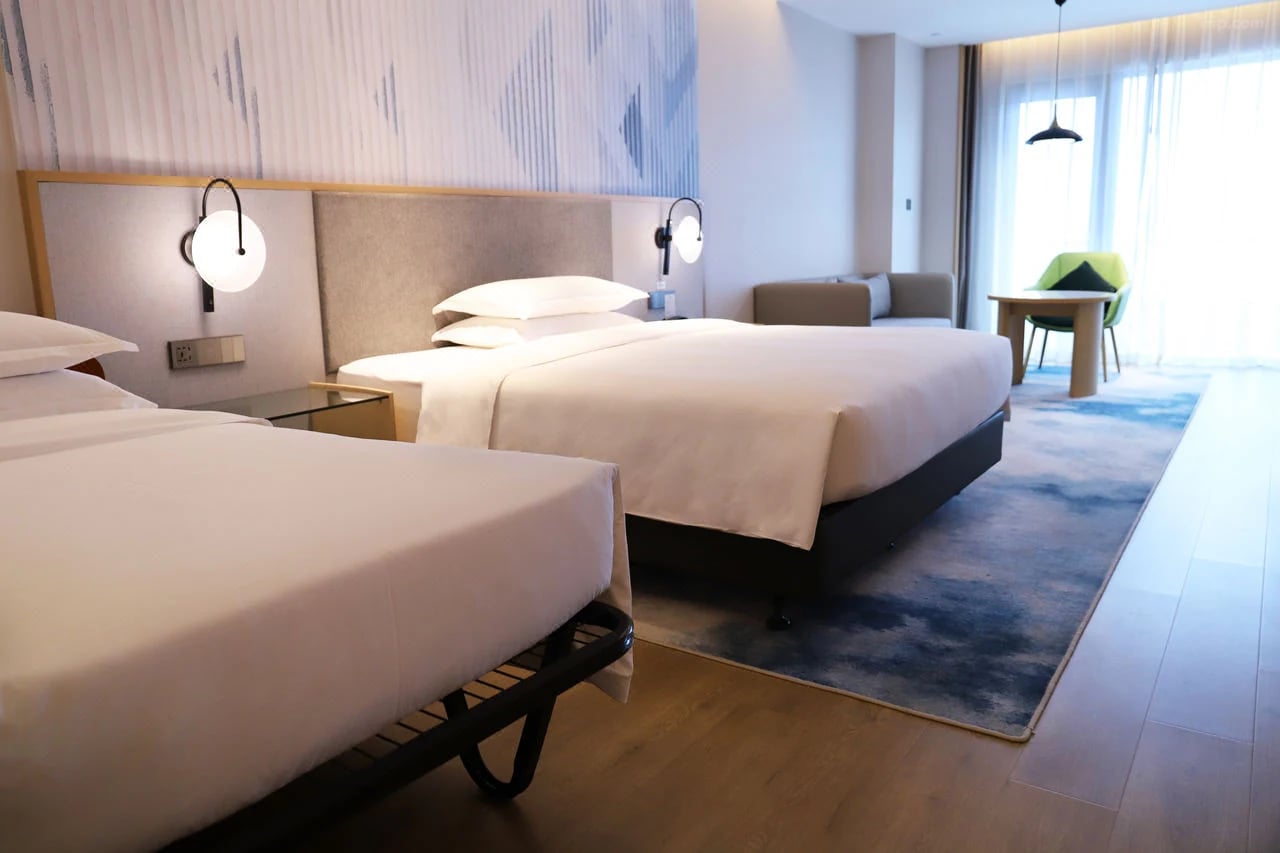 Holiday Inn & Suites — 34