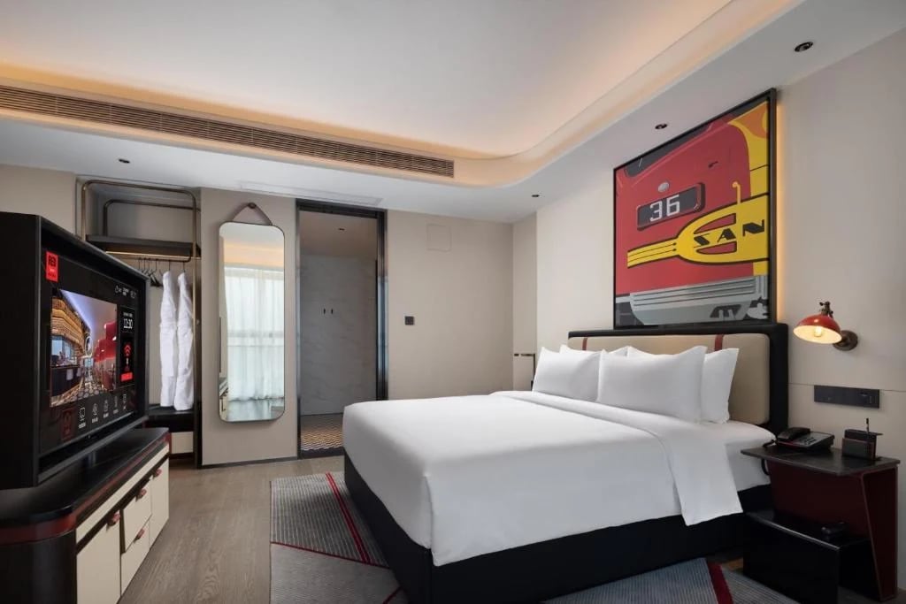 Radisson RED — 10