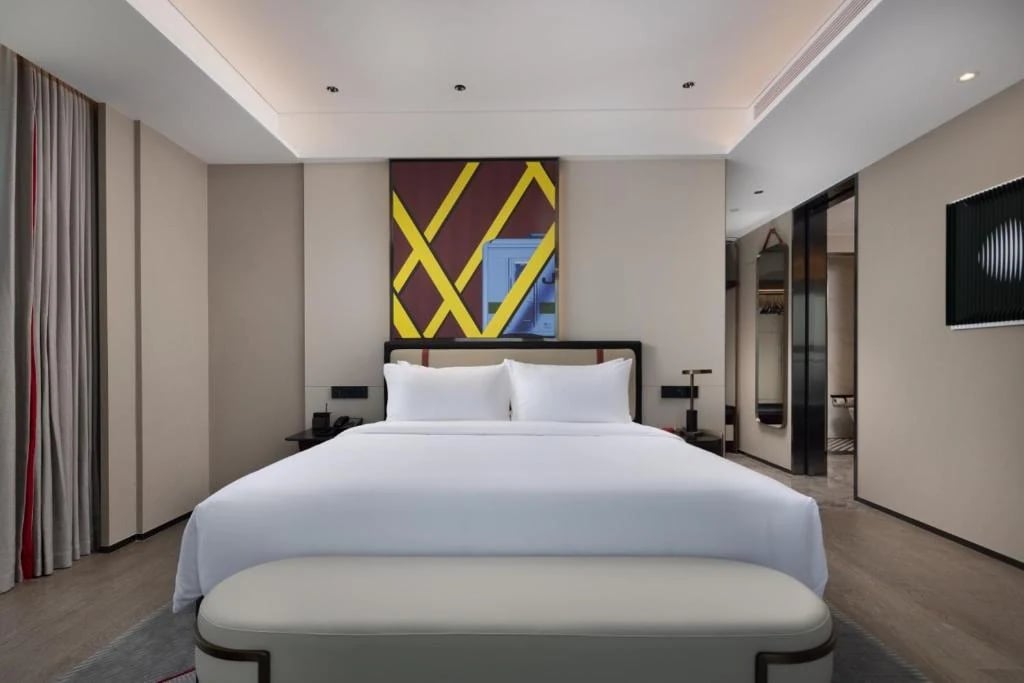 Radisson RED — 12