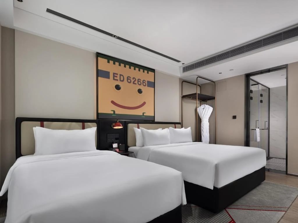 Radisson RED — 17